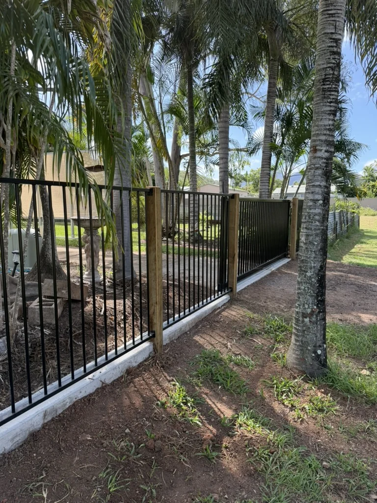 Pool-compliant aluminium fence